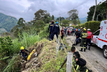 En este lugar rescataron a la víctima. Según el Cuerpo Oficial de Bomberos, efectuaba el trabajo a unos tres metros de la carretera.