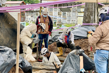 Un grupo de investigadores trabajando en la recuperación de un cuerpo en las tumbas del Cementerio Central de Neiva.