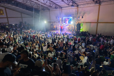 El Coliseo Cubierto Cambumbia se llenó en Aguadas para cantar con Jhonny Rivera. Foto | Jorge Hernán Ramírez