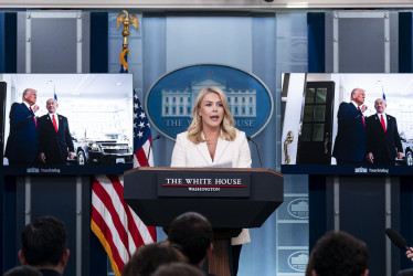 Karoline Leavitt, secretaria de prensa de la Casa Blanca, habla durante una conferencia de prensa en la Sala de Prensa James S. Brady de la Casa Blanca en Washington, DC, EE. UU.