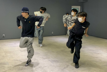  Unos aspirantes a ídolos del K-pop siguen los pasos de su instructor de baile (izq), en la academia de K-pop S2 Entertainment, en el distrito de Gangnam, en el sur de Seúl. 