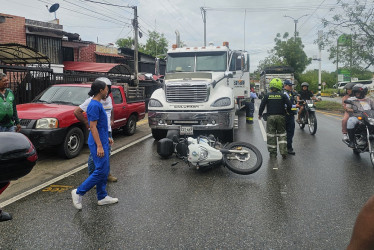 Según las autoridades de La Dorada y Puerto Salgar, los conductores de carga pesada incumplen la norma para transitar sobre el puente de Ferroatlántico.