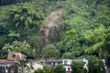 Deslizamiento en Dosquebradas obliga a evacuar 14 familias: comunidad exige soluciones definitivas