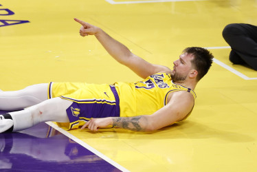 El base de Los Angeles Lakers, Luka Doncic, reacciona tras recibir una falta durante el tercer cuarto del partido de primera ronda de los playoffs entre Minnesota Timberwolves y Los Angeles Lakers en Los Ángeles, California, EE. UU.