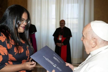 María de los Ángeles Casafus Carrillo, en su encuentro con el papa Francisco en el Vaticano.