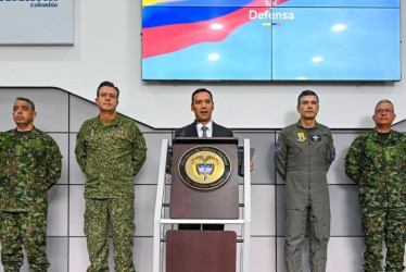 El ministro de Defensa, Pedro Sánchez (centro), hizo un balance de la seguridad nacional en Semana Santa.