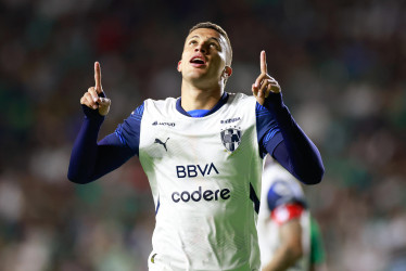 Nelson Deossa de Monterrey celebra un gol este domingo