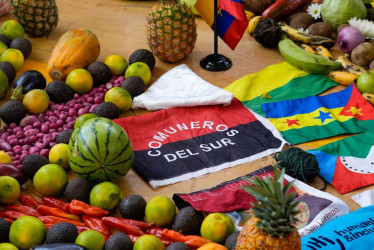 Ofrenda del grupo armado Comuneros del Sur durante un acto para analizar el Proceso de Paz Territorial en Nariño. 