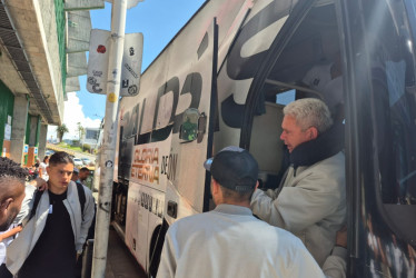 Hernán Darío Herrera, técnico del Once Caldas, regañó a uno de sus jugadores porque retrasó la salida del equipo. El Blanco ya viaja con destino hacia Chile, donde enfrentará este miércoles a Unión Española por la Copa Sudamericana.