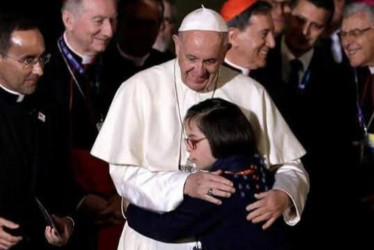 Isabel Zuluaga Trujillo abrazando al papa en la Nunciatura Apostólica en Bogotá el 10 de septiembre del 2017.