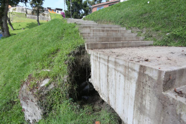 Foto | Luis Fernando Trejos | LA PATRIA   Esta la socavación en la ladera de la cancha de La Asunción. 