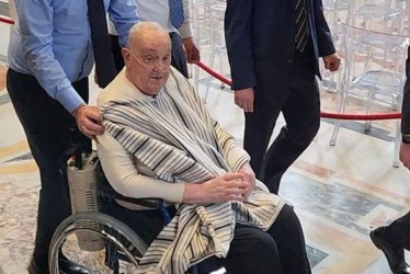 El papa Francisco apareció por sorpresa, vestido de civil y sentado en su silla de ruedas, en la Basílica de San Pedro.