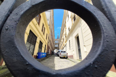 Foto | Freddy Arango | LA PATRIA  Desde el Pasaje de la Gobernación de Caldas hasta recovecos del centro y los barrios, este recorrido invita a redescubrir Manizales a pie. Son lugares donde la historia se cuenta entre muros antiguos y pasos apurados. Espacios cargados de memoria que hoy piden ser vistos con nuevos ojos, quizá como escenarios para la cultura, el encuentro y la vida urbana.