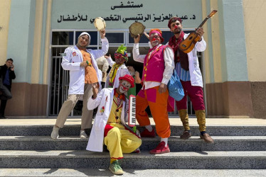 Payasos buscan entretener a los niños en los hospitales de Gaza, para tratar de sacarlos del panorama de la guerra que se vive en el Medio Oriente.