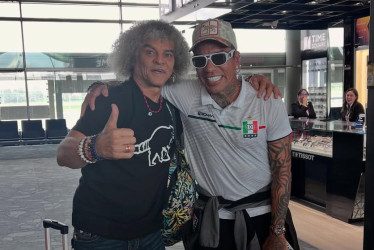 Carlos el Pibe Valderrama y Dayro Moreno, goelador del Once Caldas, y la foto del recuerdo en el aeropuerto El Dorado.