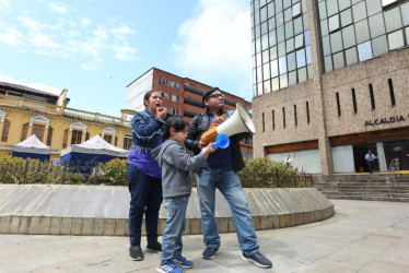 La familia Restrepo López durante el plantón en la Alcaldía de Manizales. 