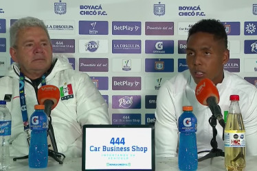 Hernán Darío Herrera y Alejandro García, del Once Caldas, en la rueda de prensa tras la igualdad con el Boyacá Chicó.