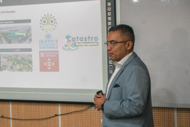 Secretario de Hacienda, sustentando tesis Foto | Cortesía | LA PATRIA