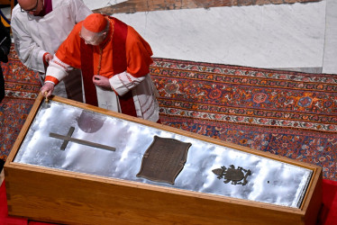 El cardenal camarlengo, Kevin Farrel, selló con una tapa de zinc el féretro del papa Francisco. Luego, este fue cubierto con una tapa de madera.