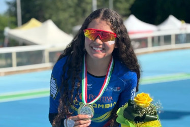 La manizaleña Silvana Gil Arango posa con su medalla luego de ganar los 5000 metros puntos en la Venice Land Roller Cup en Italia.