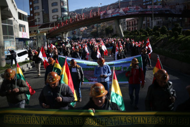 Fotografía del 23 de abril de 2025 de mineros participando en una protesta en La Paz (Bolivia). El sindicalismo latinoamericano enfrenta uno de sus mayores desafíos históricos ante Gobiernos de orientación liberal, reformas laborales restrictivas y el avance de la informalidad.