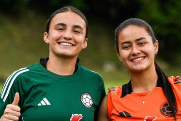 La manizaleña Sofía Prieto Restrepo, portera, y la volante cucuteña Andrea Valentina García Jaimes, jugadora del Once Caldas, dos de las integrantes de la Selección Colombia en el Campeonato Sudamericano Sub-17 Femenino de Fútbol que comienza este miércoles en Manizales.