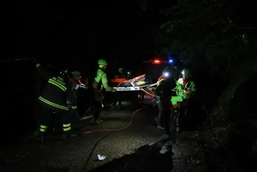Rescatistas trabajando cerca del lugar del derrumbe del teleférico de Monte Faito en Faito, Castellammare. 