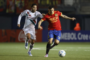 Fernando Ovelar (der.), de Unión Española, disputa el balón con Gustavo Nonato, de Fluminense. Chilenos y brasileños empataron 1-1. El Once Caldas quedó a un punto del liderato del grupo F de la Copa Sudamericana.