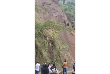 En el sector de La Unión, en la vía Aranzazu-Salamina, hay constante caída de rocas. La Gobernación de Caldas restringió el paso vehicular y peatonal.