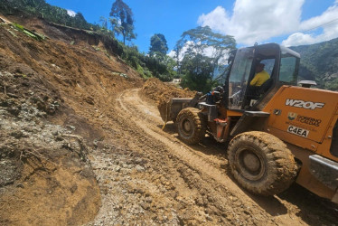 Al menos 9 rutas de Caldas han tenido que ser intervenidas este sábado por deslizamientos, pérdidas de banca o hundimientos a raíz de las lluvias. En la foto, la vía Varsovia-Filadelfia.
