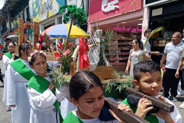 Niños de Villamaría cargaron las imágenes durante el Domingo de Ramos.