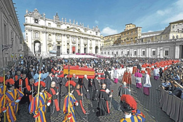 Ayer en la mañana fue la ceremonia del traslado a la Basílica de San Pedro del Vaticano. Miles de fieles lo esperaban para darle el último adiós. 
