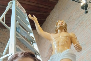 Un Cristo Resucitado de más de 100 años y la artista Elsa María Arias Garrido.