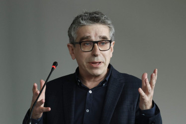 El secretario de Estado de Cultura de España, Jordi Martí, habla durante una rueda de prensa de la edición 37 de la Feria Internacional del Libro de Bogotá.