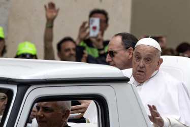  El papa Francisco durante su recorrido este domingo en el papamóvil.
