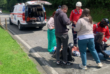 Chocaron dos motos en la carrera 14 con calle 60, Avenida Kevin Ángel. Vanessa Andrea Álvarez Bastidas, de 30 años, la lesionada.