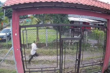 Videos de cámaras de seguridad captaron al señalado violador durante la persecución.