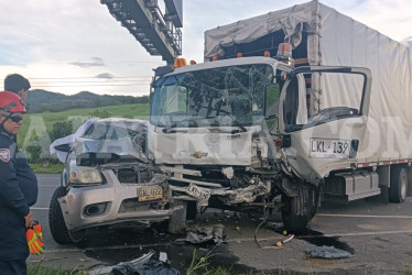 En la camioneta oficial del Ejército se movilizaban cuatro hombres, dos murieron y dos resultaron lesionados.