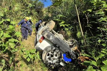 El vehículo se salió de la carretera y recorrió cerca de 25 metros de una ladera.