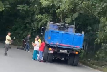 El motociclista sufrió graves lesiones y lo trasladaron de urgencia a un hospital.