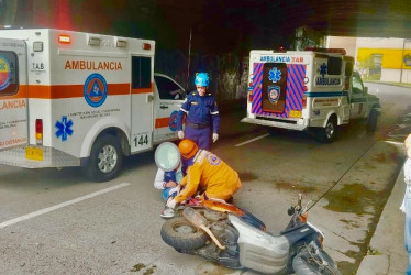 Dos personas resultaron lesionadas al caer de la moto en el sector de la Autónoma.
