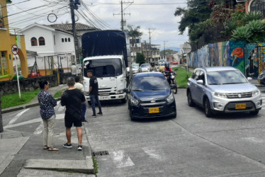 En la esquina de la Corporación Rafael Pombo, antes de la bajar la falda del San Luis, ocurrió el choque entre el furgón y el carro particular.