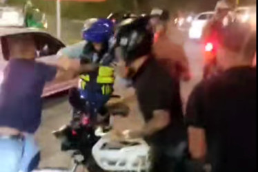 Fue necesario que hiciera presencia la policía, para disuadir a las personas que estaban en el lugar. 