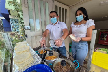  Fotos I Freddy Arango / Q'HUBO  Miguel Arteaga y su esposa, Alba Zúñiga, llegaron a Manizales procedentes de Venezuela. Ahora emprende con su negocio de arepas rellenas en el barrio Chipre, de Manizales.