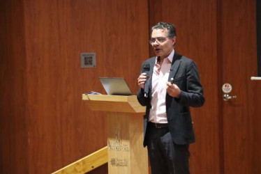 Alejandro Gaviria dictó este miércoles 23 de abril una charla en la Universidad de Manizales. El exministro habló de la visión de educación. En entrevista reiteró críticas a la políticas educativas del gobierno Petro, el papel del actual ministro, del que considera olvido con el Icetex, del decreto para formalizar el empleo de docentes y administrativos universitarios, entre otros temas. 