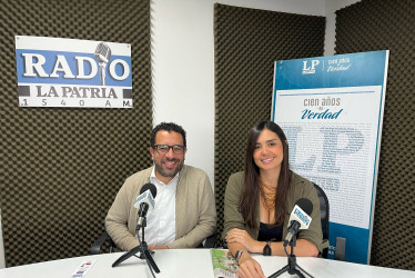 ​​​​​​​El secretario de Educación de Manizales, Andrés Felipe Betancourth, y Piedad Botero, chelista principal de la Orquesta Sinfónica de Caldas y docente de Música en esa universidad. 