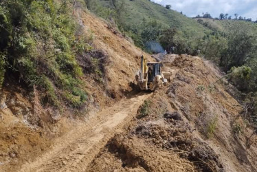 La vía fue atendida luego de que LA PATRIA denunció que tres alumnas no van al colegio por temor a los deslizamientos. Los derrumbes persisten desde febrero.