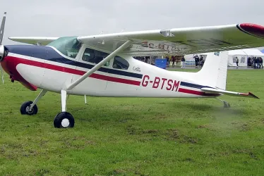 una Cessna 180.