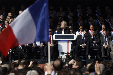 La líder del partido de extrema derecha Agrupación Nacional (RN), Marine Le Pen (C), pronuncia un discurso durante una manifestación en su apoyo una semana después de ser condenada, en París, Francia,