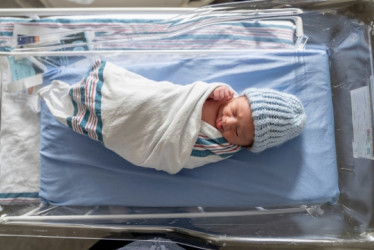 Bebe recien nacido en incubadora